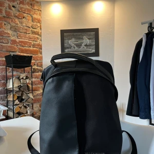 Svart ryggsäck från Valentino - Snygg svart ryggsäck från Valentino i skinn. Ryggsäcken har justerbara axelremmar och en praktisk dragkedja. Perfekt för både vardag och resa. Använt under skolgång.