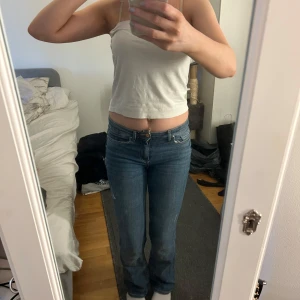 Blå jeans med bootcut - Snygga blå jeans med bootcut-stil och låg midja. Perfekta för en avslappnad look. Klassisk design med fem fickor och dragkedja.