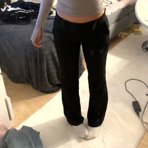 Svarta kostymbyxor - Snygga svarta kostymbyxor från bikbok i storlek 36💕