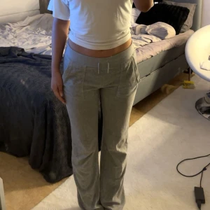 Grå mjukisbyxor från Juicy Couture - Säljer mina gråa mjukisbyxor från Juicy Couture i storlek XS. Använda en del men jag skulle inte säga att det syns💕