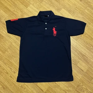 Mörkblå piké - Helt ny, oanvänd piké i storlek M. Tyvärr inte äkta men riktigt fet ändå.