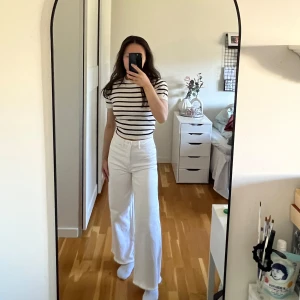 Vita jeans - Snygga vita jeans från H&M. Dessa är högmidjade och perfekta för alla under 160cm🤎