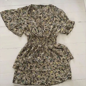 Zara klänning  - As snygg zara klänning ifrån zara som knappt är använd, max 3 ggr inga defekter! köptes för ungefär 449kr och säljer för 350kr, pris kan alltid diskuteras 💞