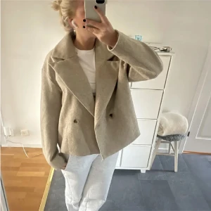 Vår kappa  - Beige vår kappa, pris kan diskuteras vid snabb affär!