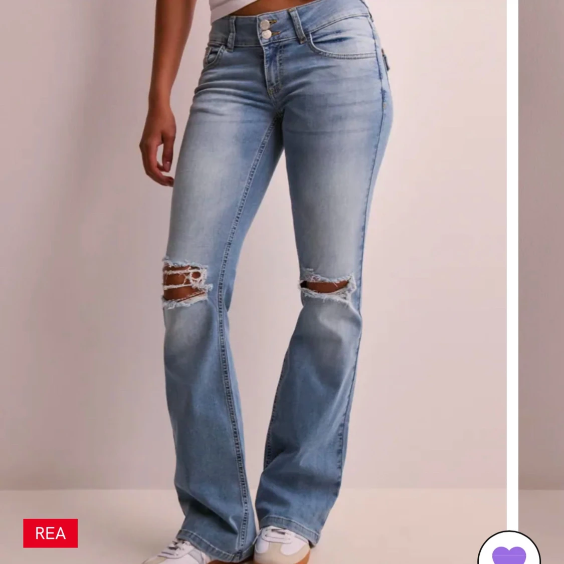 Ljusblå bootcut jeans med slitningar