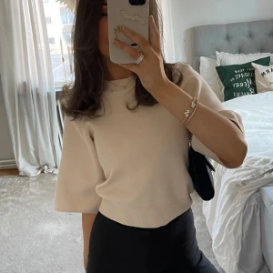 Tröja från Neo Noir - Säljer min sjukt fina tröja ifrån Neo Noir i storlek xs🤍har fått jättemånga komplimanger när jag haft den. lite nopprig 