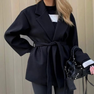 Kappa - Svart kappa från Missay, jätte bra för både våren och sommaren! Köpte för 379kr❤️