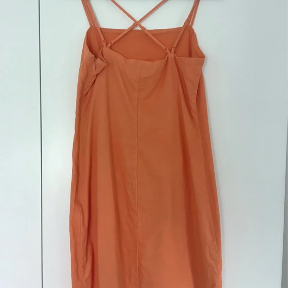 Orange klänning från H&M i strl 34. Fick begagnad men jag har aldrig använt. Justerbara band i bak samt dragkedja i sidan.. Mekot.