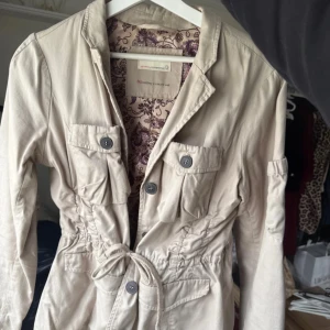 Odd Molly jacka  - En mycket fin vårjacka från odd molly i storlek 3. Den har mycket fina detaljers samt resor i ryggen för att framhäva midjan mer 🌸☀️✨