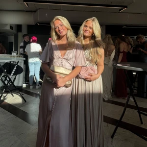 Champagnefärgad långklänning - Säljer min suuuperfina balklänning till någon som jag hoppas kommer älska den lika mycket som jag!  Den är köpt för ca 1500kr och är endast använd på baldagen. Färgen är champange💓