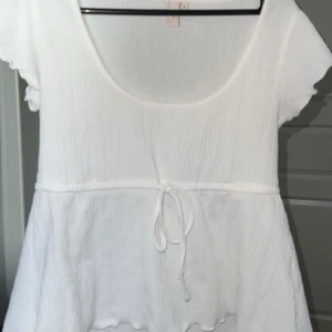 Nelly topp - Säljer min  söta topp ifrån Nelly för 200kr💗 i storlek S, passar nu till sommaren! I fint skick! Skriv vid fler frågor och sånt annars är det bara att köpa! 🥰❣️