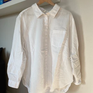  Vit linneskjorta - Bra skick, nästan aldrig använd.