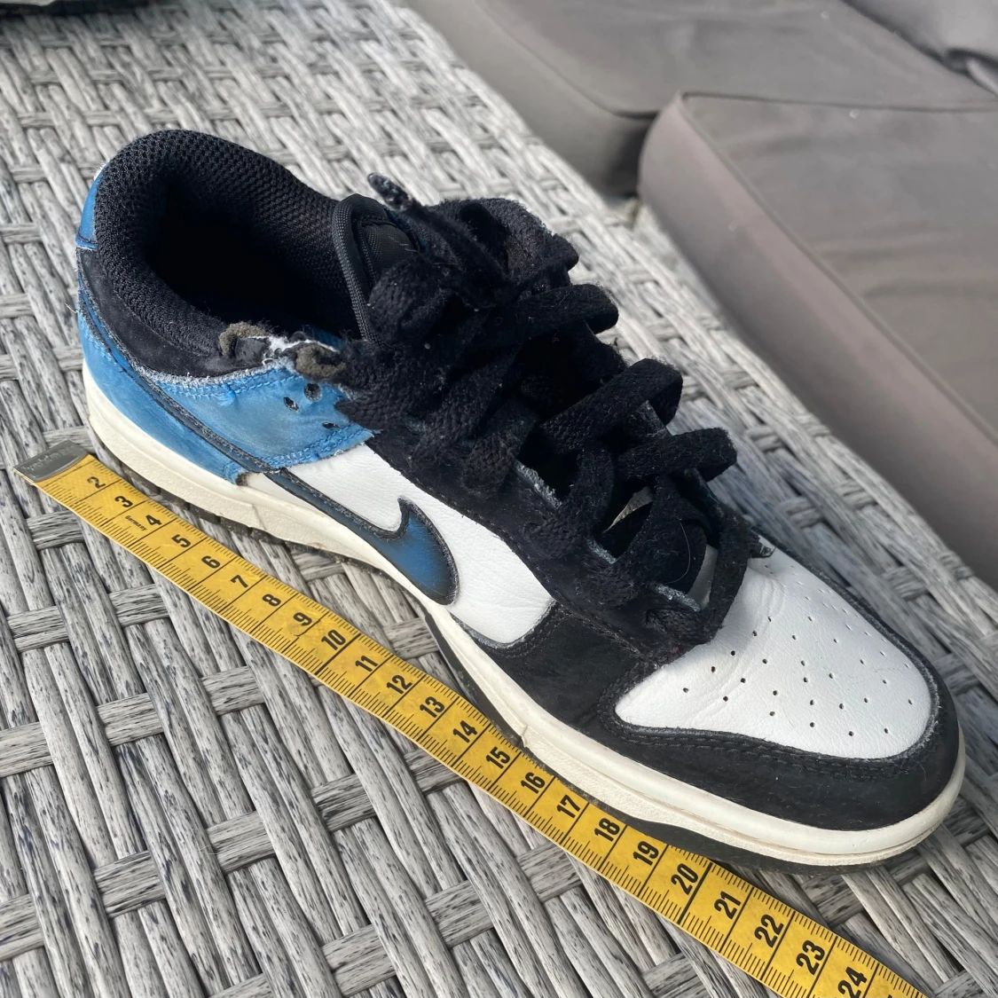 Nike Dunk i svart, vit och blå - 2