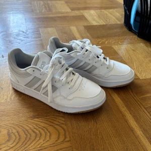 Adidas skor - Helt nya adidas skor har endast testats men aldrig använts. Har en liten blå fläck från ett rengöringsmedel som råkat komma där men det är ingenting som syns och säkert kan tas bort. Se bild. Nypris 900