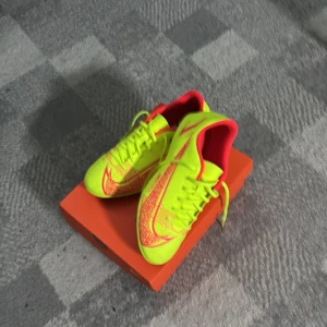 Nike Mercurial - helt nya snygga nike mercurials aldrig använt, anledningen varför jag säljer är för att de är för små i storlek 39 och kommer inte till användning.