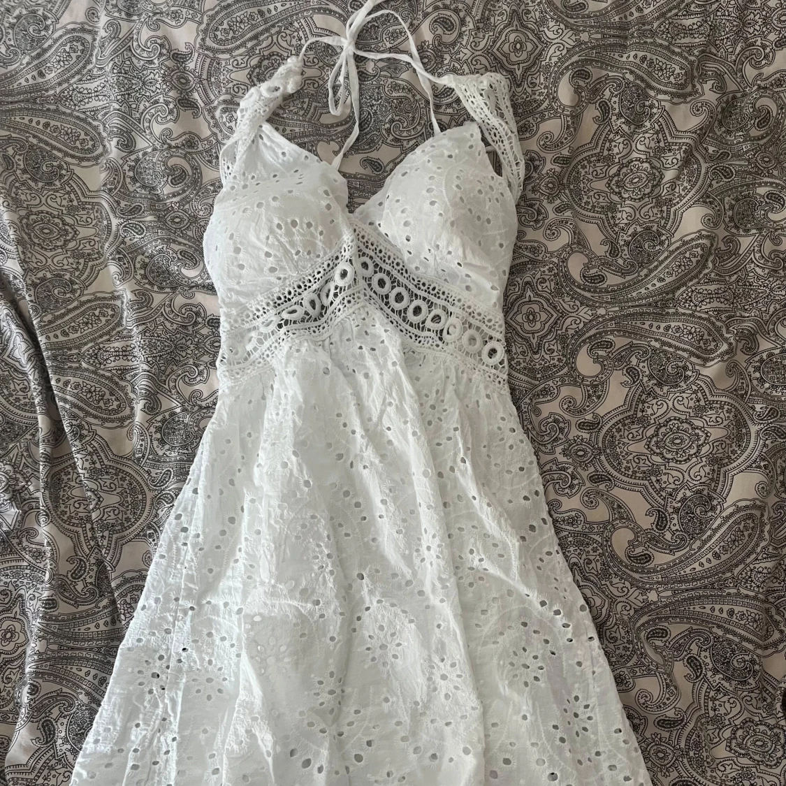 Vit spetsklänning med knytband