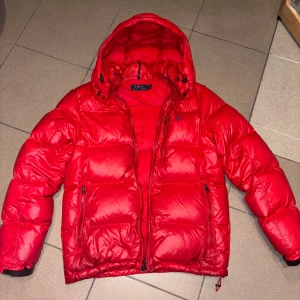 Ralph Lauren/Polo jacka - Ett litet hål (se bild 5) Använd en vinter, varm och skön jacka men unik färg som är sticker ut svin snyggt😁