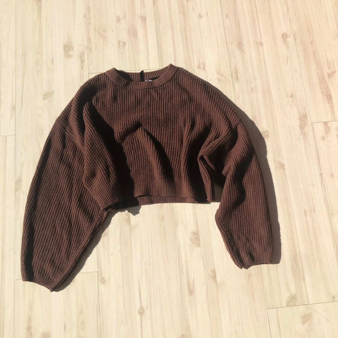 Brun stickad croppad tröja