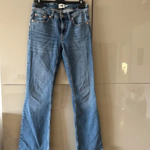 Lågmidjade bootcutjeans - Säljer ett par utsvängda jeans i modellen low boot från lager 157 som endas använts 2 gånger då dom är för korta i min smak över skor. Dom är i full length. Normala i storleken och väldigt bra skick. 