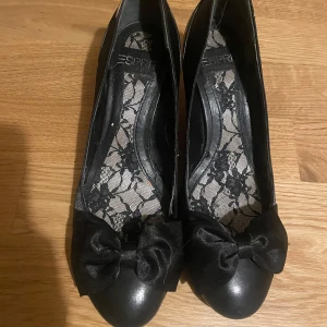 Svarta klackar från Esprit - Säljer mina supersöta svarta klackar från Esprit med en elegant rosett på tån. Klacken är inte så hög alls och har bara använt de 2 gånger . De är storlek 36 och ca 24 cm i innersulan 😊