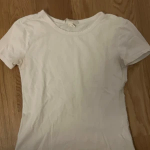 t shirt - en tajt vanlig vit t shirt