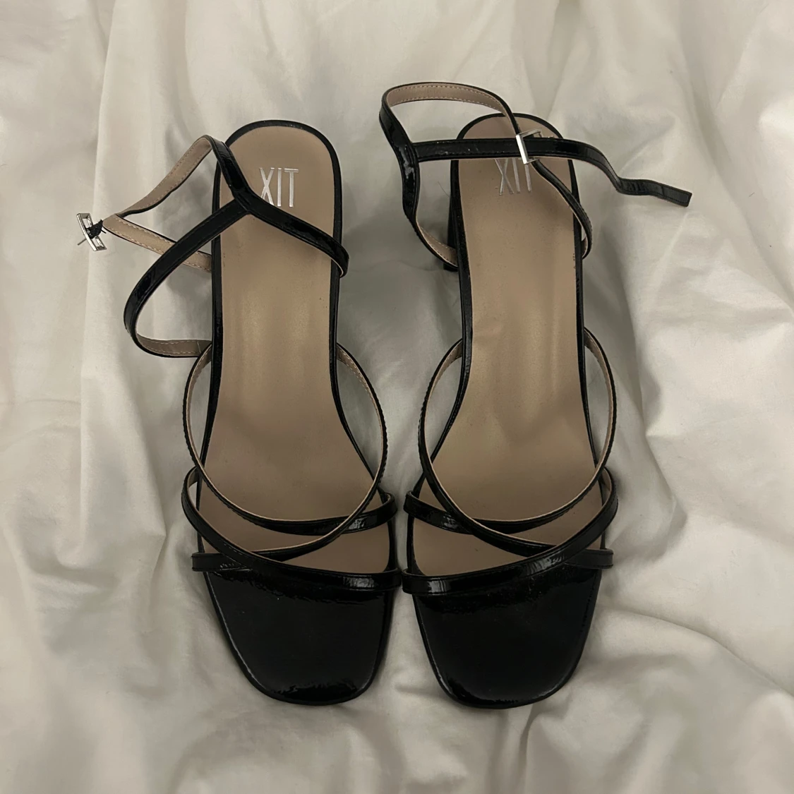 Svarta sandaler med klack från XIT