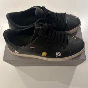 Axel arigato skor - Axel Arigato skor, storlek 38, skick 7/10. Skolåda följer med.