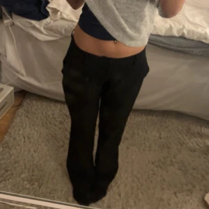 Svarta byxor - Snygga svarta kostym byxor med bootcut-stil.🩷