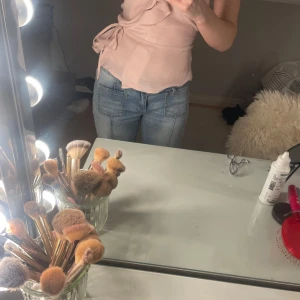 Ljusblå bootcut jeans - Snygga ljusblå bootcut jeans från Madlady. De har en låg midja och framfickor med en stilren design. Perfekta för en avslappnad look, bootcut jeans storlek 36 short med ordinarie pris 699kr.💕