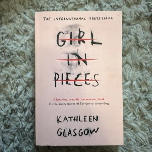Girl in Pieces - Säljer boken 'Girl in Pieces' av Kathleen Glasgow. En internationell bästsäljare som erbjuder en gripande och djupgående berättelse om en ung tjejs kamp och återhämtning. Perfekt för dig som gillar starka och emotionella romaner.