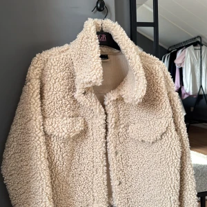 Beige teddyjacka från Gina tricot - Teddyjacka från Gina tricot i storlek S