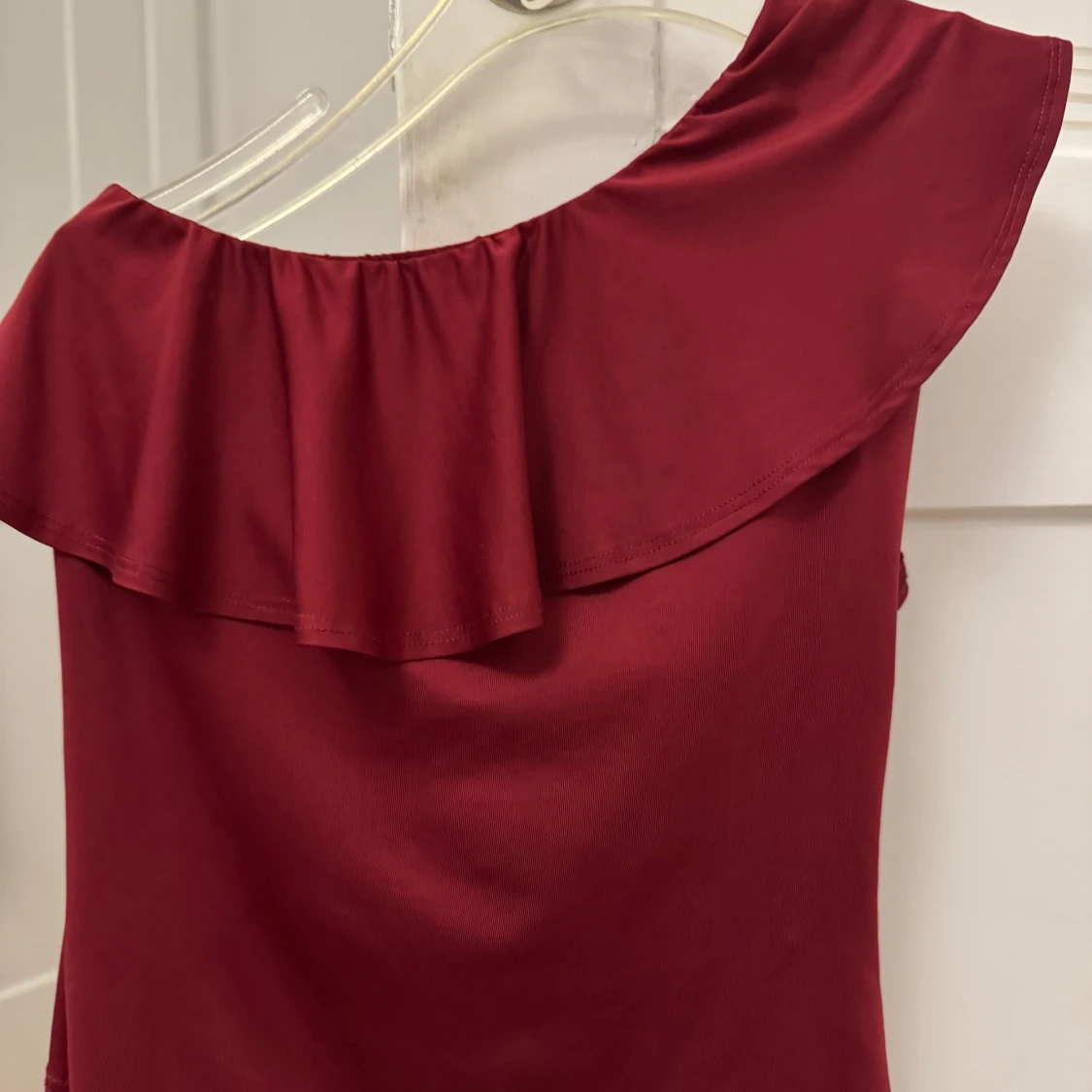 Vinröd enaxl topp med volangdetalj