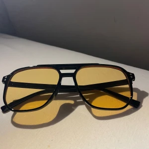 Solglasögon  - Säljer dessa snygga solglasögon för enbart 79kr, passar paret nu till sommaren och nypris ligger runt 200kr!!, helt oanvända, skick 10/10