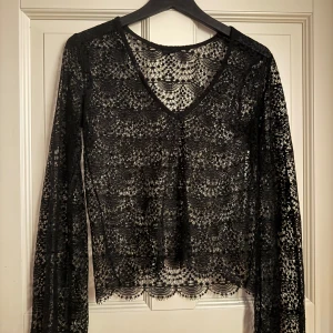 Svart spetsblus - Säljer denna fina svarta spetsblus med v-ringning och långa armar💕