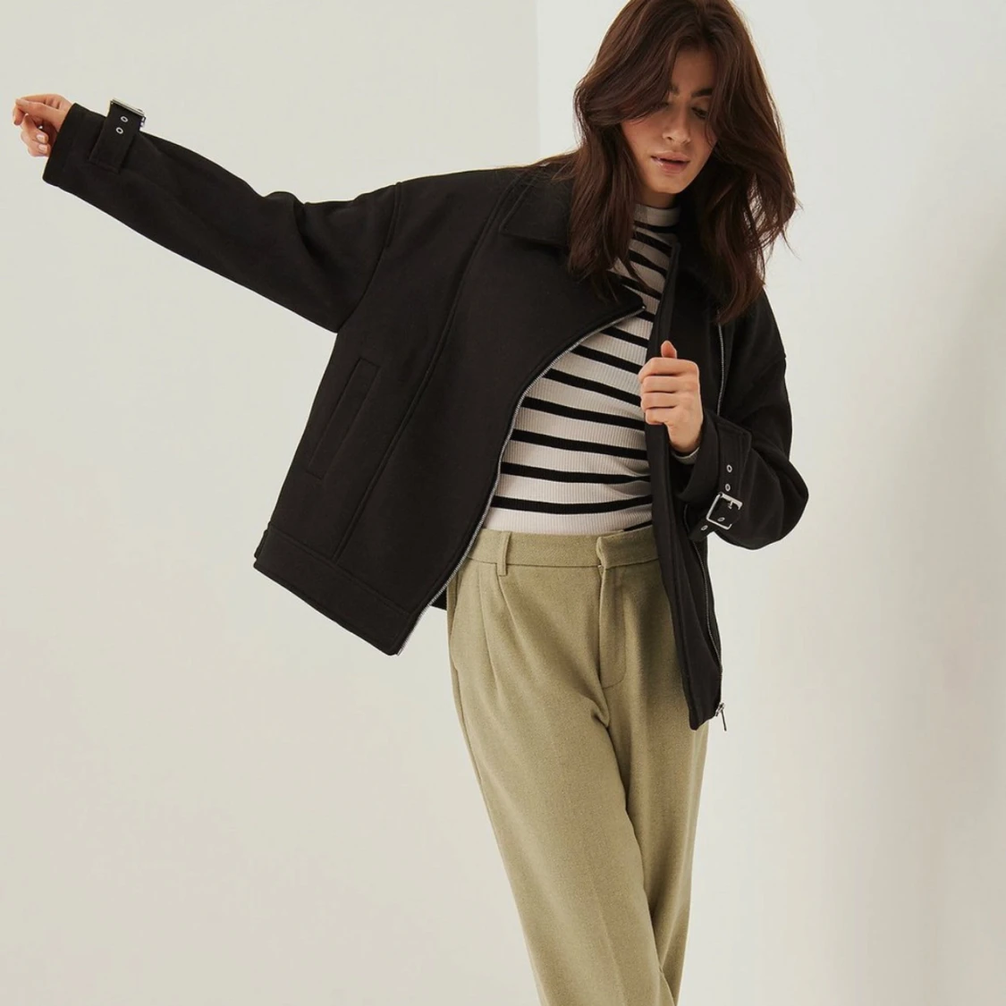 Svart jacka med dragkedja och spännen - 1