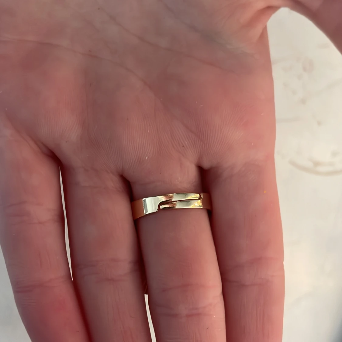 Guldfärgad blomformad ring - 2