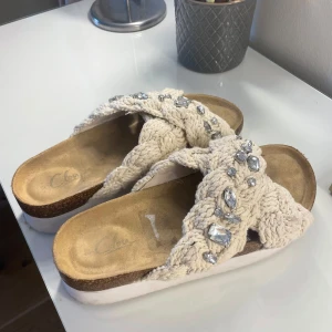 Tofflor - Super snygga tofflor perfekt till sommaren! Inuikii liknande, nypris 500kr