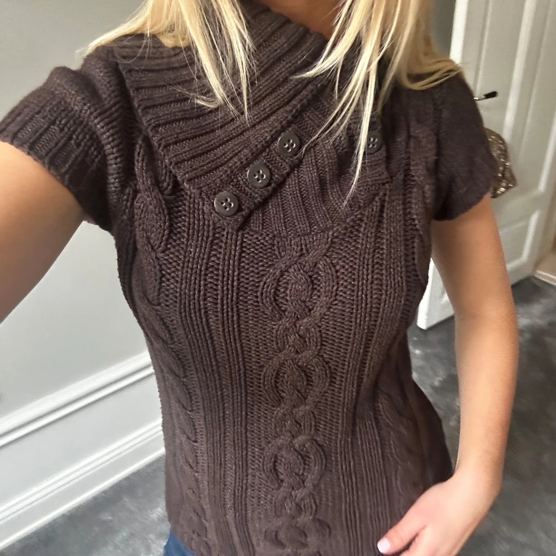 Brun stickad tröja med knappar - 1