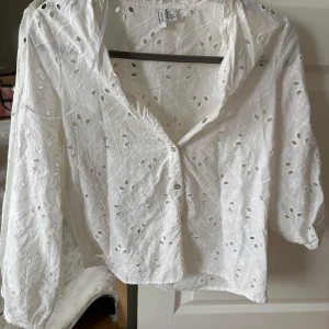 Vit blus med broderi - Vit blus från vero Moda  , använd enstaka gång, broderi och lite puffärmad, kom med prisförslag ☺️