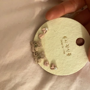 Söta örhängen med djurmotiv - Set med flera par örhängen i olika djurmotiv. Örhängena är i ljusa färger med detaljer som pärlor och små figurer. Perfekt för att lägga till en lekfull touch till din stil.