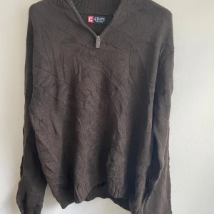 Brun stickad tröja - Fin stilren tröja som är använda väldigt fåtal gånger alltså väldigt bra skick, de är bra material. Varan kommer skickas inom 24 timmar från att du köpt plagget📦