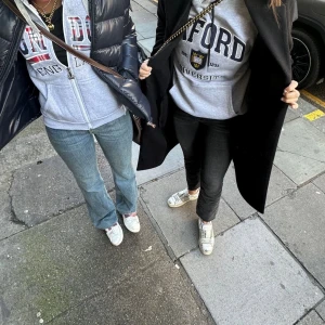 Grå blå jeans från Bershka  - Riktig snygga bootcut jeans från Bershka som har otroligt skön pass form🤍⭐️