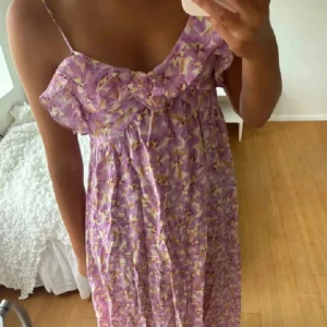 Långklänning blommig h&m - Säljer nu denna otroliga sommarklänningen perfekt till midsommar. Priset går att förhandla vid snabbköp