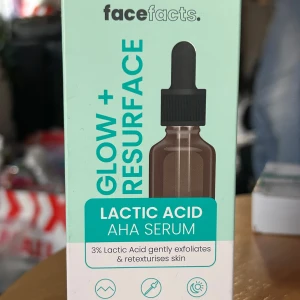 Face Facts serum! - Face Facts exfolierande Lactic acid AHA serum förnyar hudcellerna och främjar nytt "glow". Veganskt. 30 ml. Nytt i kartong. 