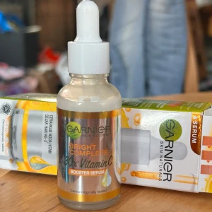 Garnier Booster serum! - Bright complete Booster serum med 30 x vitamin C från Garnier. 30 ml. Oanvänd med kartong. 