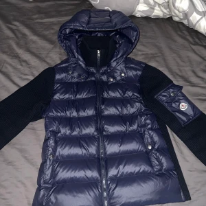 Mörkblå dunväst från Moncler - har inte kvar något alls från den Jag har bara kvar Tagsen o lapparna som ni ser på sista bilden den är helt helt felfri det är storlek M men väldigt liten i storleken så den är som vanlig S  den är lång i ärmarna och kort i midjan Ärmarna kan man lätt rulla upp DET FINNS NFC SCAN PÅ LOGGAN!!! 