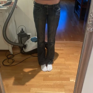 Mörka jeans från Ventana - Midja 37cm längd 86 cm Säljer ett par mörka Ventana jeans i bra skick. De har en klassisk femficksdesign och snygga sömmar på bakfickorna. Perfekta för både vardag och fest! 🖤det står dom är i storlek 27 34 men skulle säga dom passar 26 oxå dom är bootcut