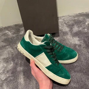 Valentino Flycrews! - Säljer ett par snygga smaragdgröna Valentino Flycrews skor. Skorna säljs inte längre vilket gör dem sjukt ovanliga. Skorna är i storlek 43! Skicket på skorna är enligt mig väldigt bra. Box tillkommer självklart! Endast en spik saknas! Nypris på dessa är runt 6000kr plus att de ej säljs längre! Vid fler frågor är det bara att höra av er!
