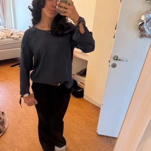 Mörkblå långärmad blus - Säljer en stilren mörkblå tröja med långa ärmar från Åhléns, utan defekter. Perfekt för en avslappnad look. Tröjan har en normal passform och är tillverkad i ett mjukt material. 