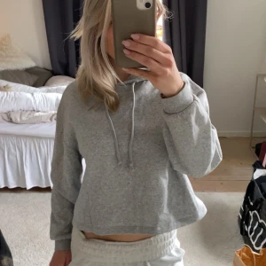 Grå hoodie från Pieces - Säljer en grå hoodie från Pieces. Den är lite croppad, använd några gånger💘💘